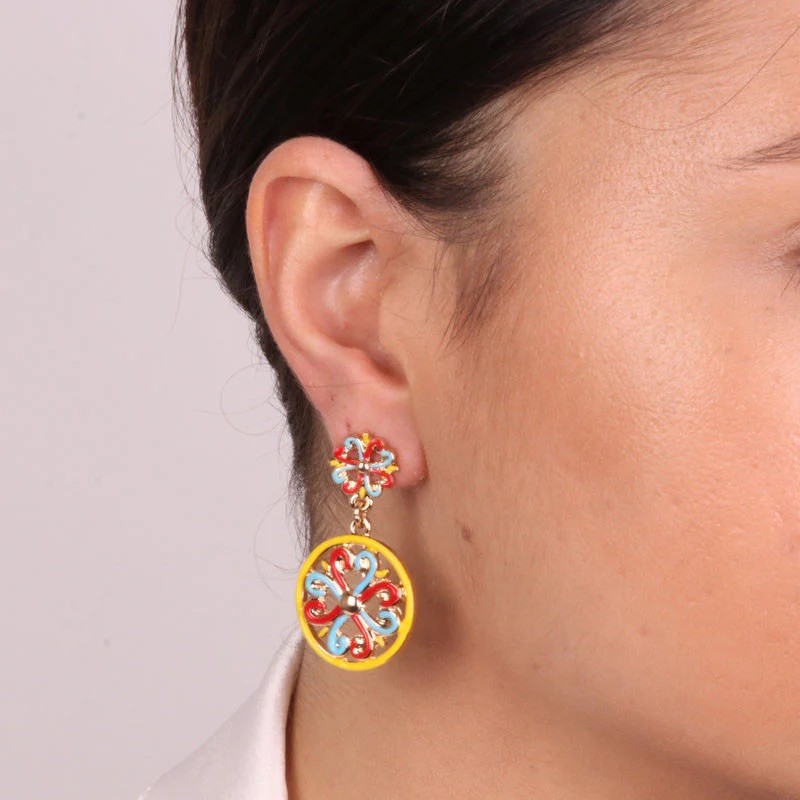 I Love Sicily - BYS - Orecchini in metallo pendenti con maioliche rosse, gialle e azzurre