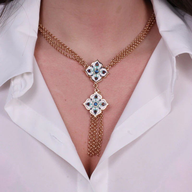 I Love Sicily - BYS - Collana in metallo con maioliche bianche, blu e azzurre e frange pendenti