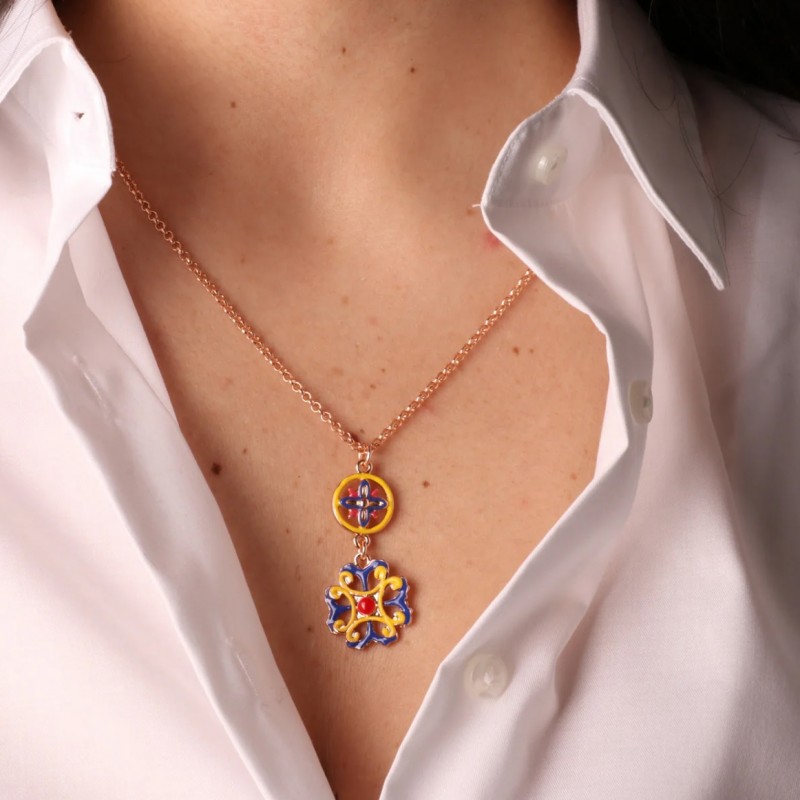 I Love Sicily - BYS - Collana in metallo con maioliche giallo, rosso e blu
