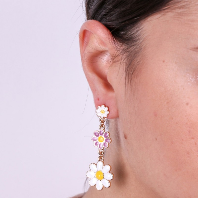 Amo Capri - BYS - Metal earrings with white and lilac daisies