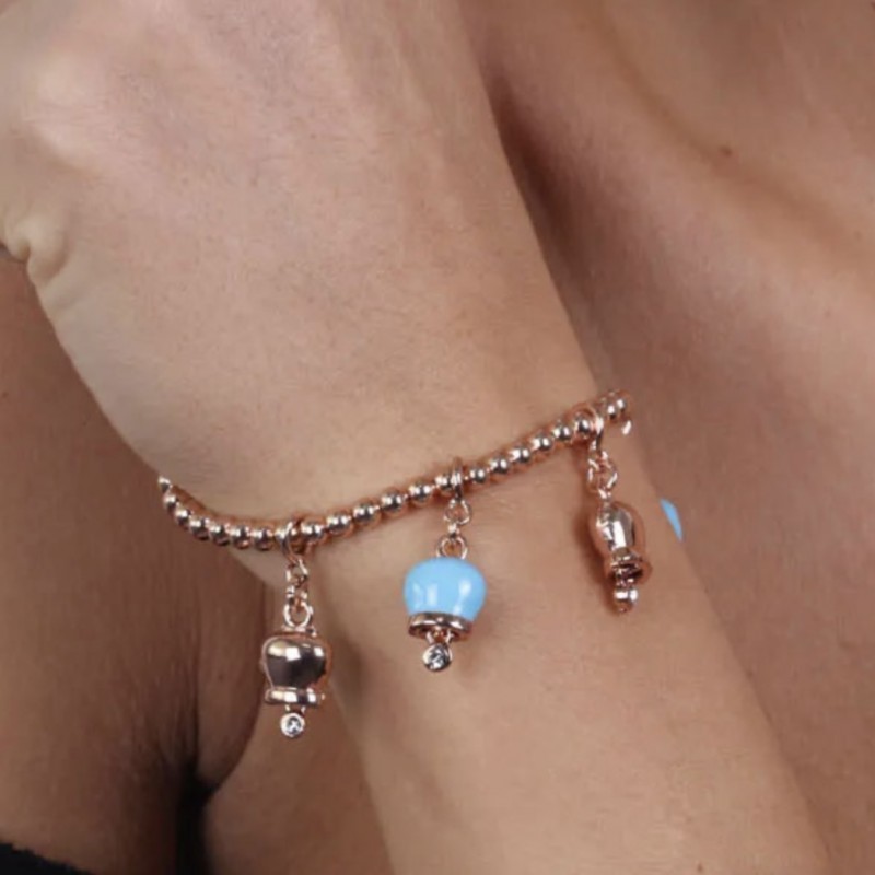 BYS - Bracciale in metallo con campanelle portafortuna rosate e turchese pendenti